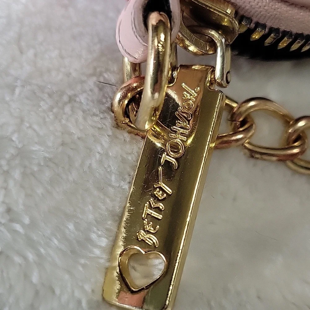 🩷🩷Betsey Johnson Pink Crossbody Bag with Gold Chain🩷🩷 - Picture 5 of 7